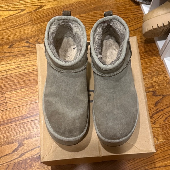 UGG Classic Ultra Mini Platform Boots - Picture 3 of 5